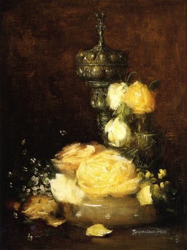 ジュリアン・オールデン・ウィアー Painting - 銀の杯とバラ 印象派の静物画 ジュリアン・オールデン・ウィアー